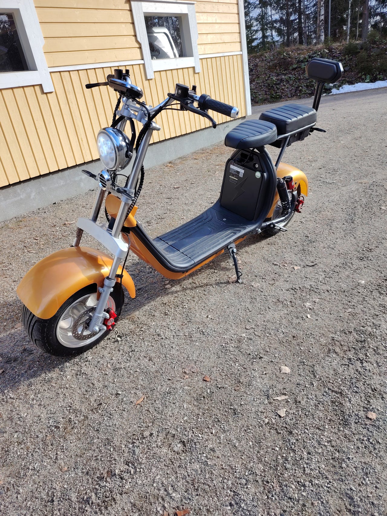 Sähköskootteri kultainen kaksipaikkainen